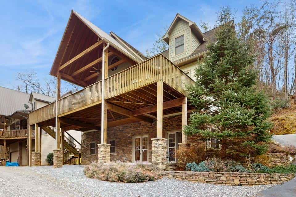Luxurious home right on the river w/ a full kitchen - perfect for fishing