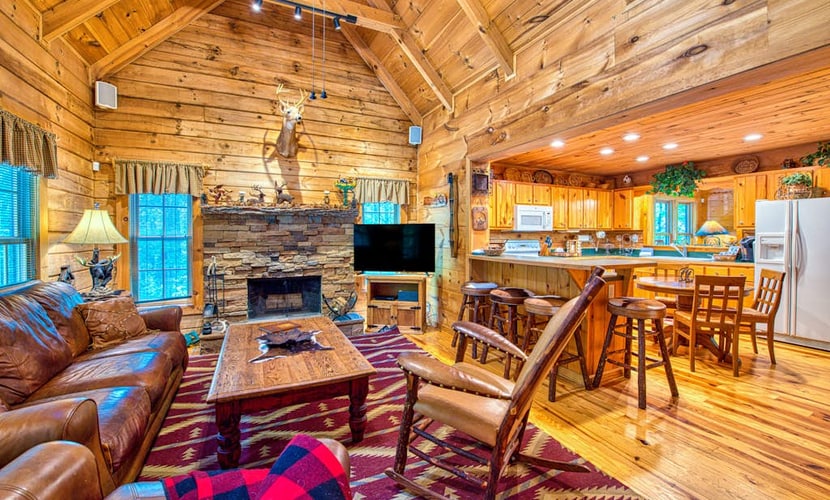 Spacious cabin w/ private hot tub, pool table, deck, fireplace, 2 kitchens & A/C