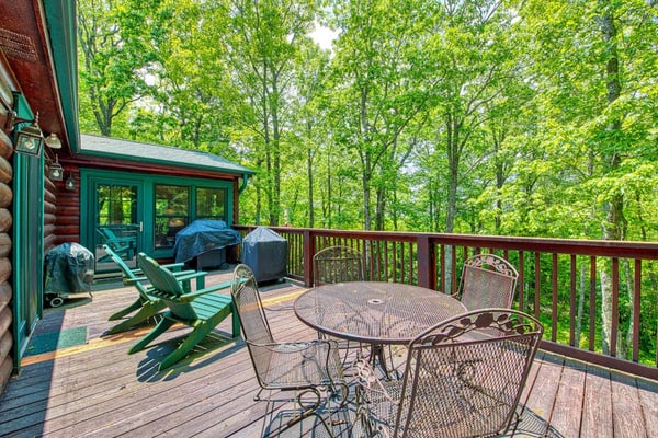 Spacious cabin w/ private hot tub, pool table, deck, fireplace, 2 kitchens & A/C
