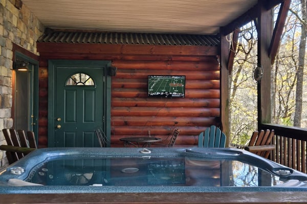 Spacious cabin w/ private hot tub, pool table, deck, fireplace, 2 kitchens & A/C