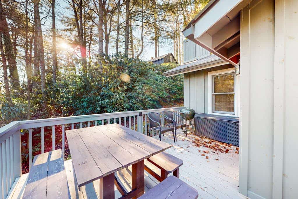 Charming cabin with private deck, fireplace, central AC, & private W/D