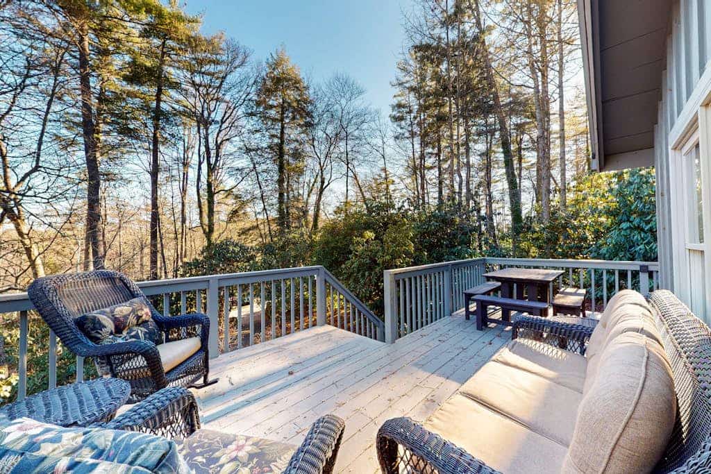 Charming cabin with private deck, fireplace, central AC, & private W/D
