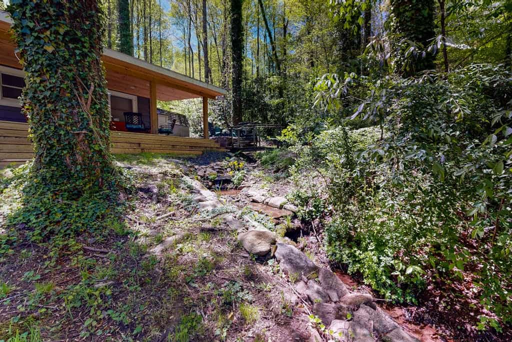 Dog-friendly mountain cabin with washer/dryer, AC, furnished patio, & firepit
