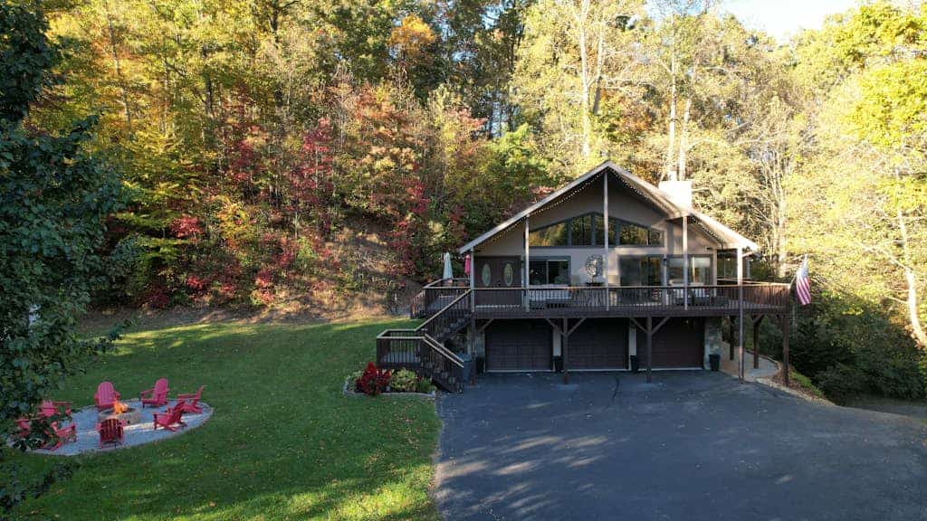 Perfect Mountain Getaway W/Gas Fireplace,Full Kitchen, and Wifi | Dog Friendly