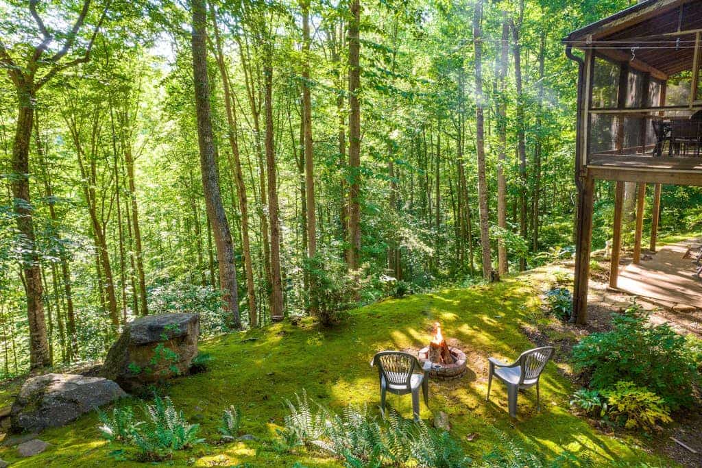 Mountain-view retreat with a wood-burning fireplace, grill, AC, & W/D