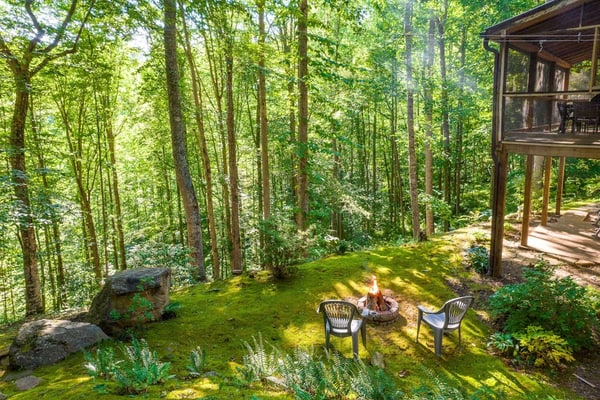 Mountain-view retreat with a wood-burning fireplace, grill, AC, & W/D