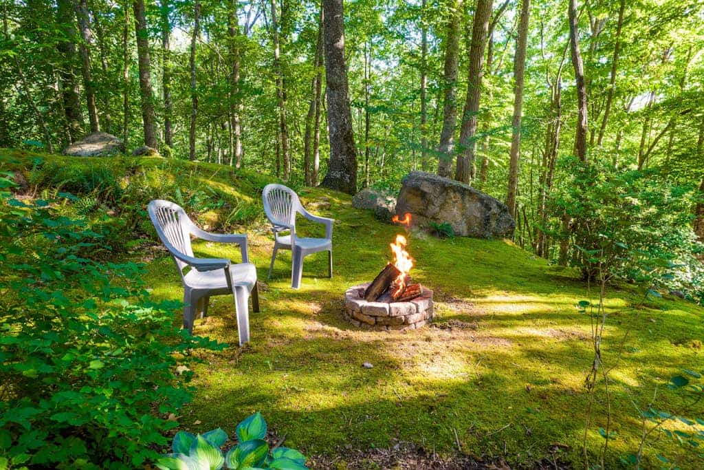 Mountain-view retreat with a wood-burning fireplace, grill, AC, & W/D