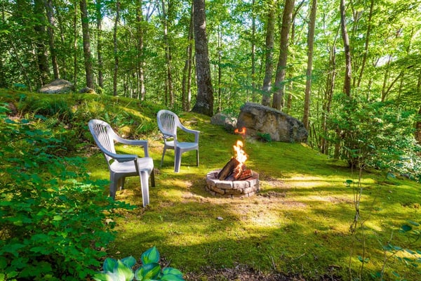 Mountain-view retreat with a wood-burning fireplace, grill, AC, & W/D