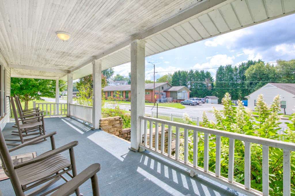Delightful Family-Friendly Home W/ Free WiFi and Pool - Dogs OK