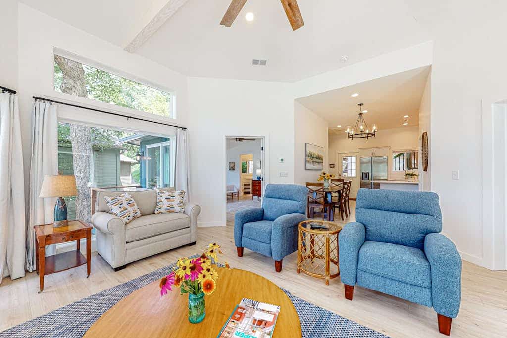 Lakefront dream stay with dock, three kayaks, paddleboard, & grill - near golf