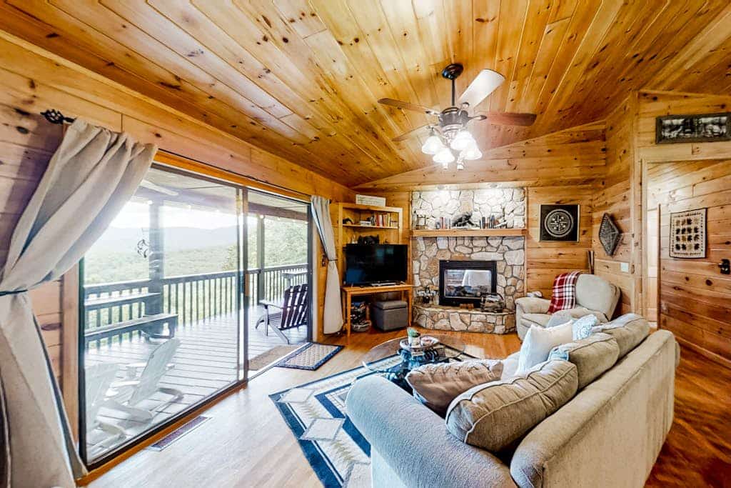 Dog-Friendly scenic cabin with amazing views, covered deck, firepit, & hot. tub