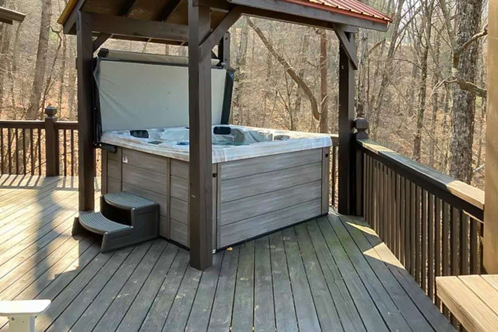 Dog-Friendly scenic cabin with amazing views, covered deck, firepit, & hot. tub
