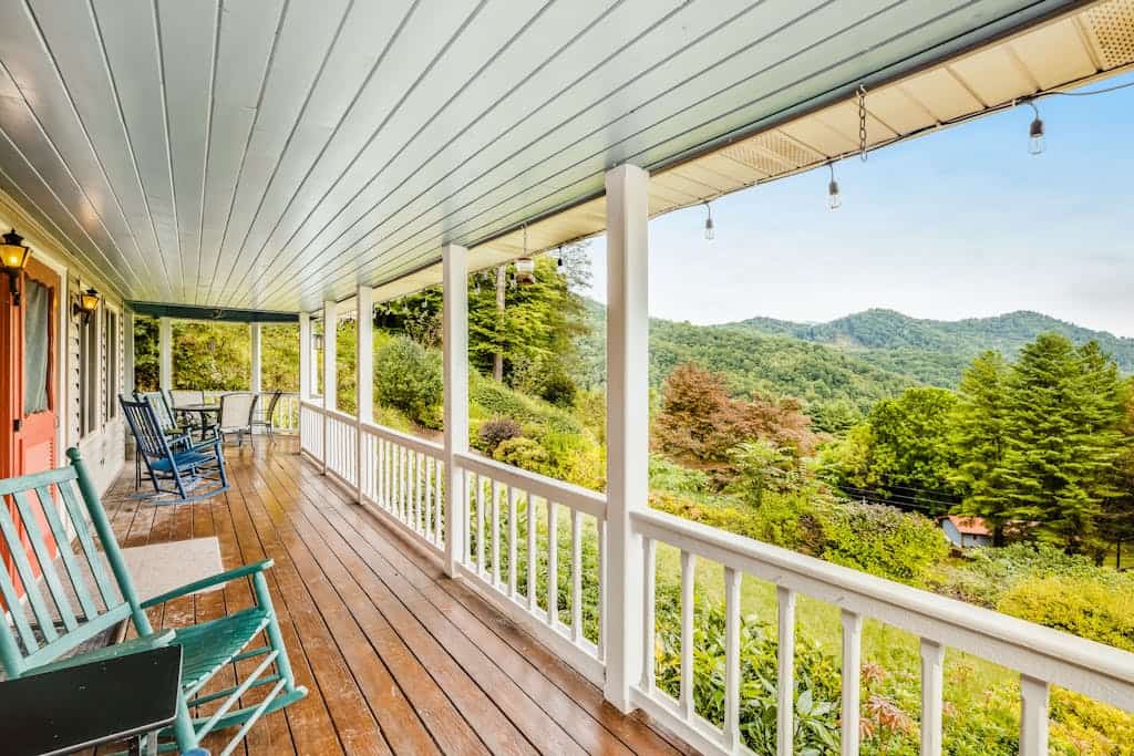 Family & (1 MAX)dog-friendly retreat w/game room, mountain view & EV charger
