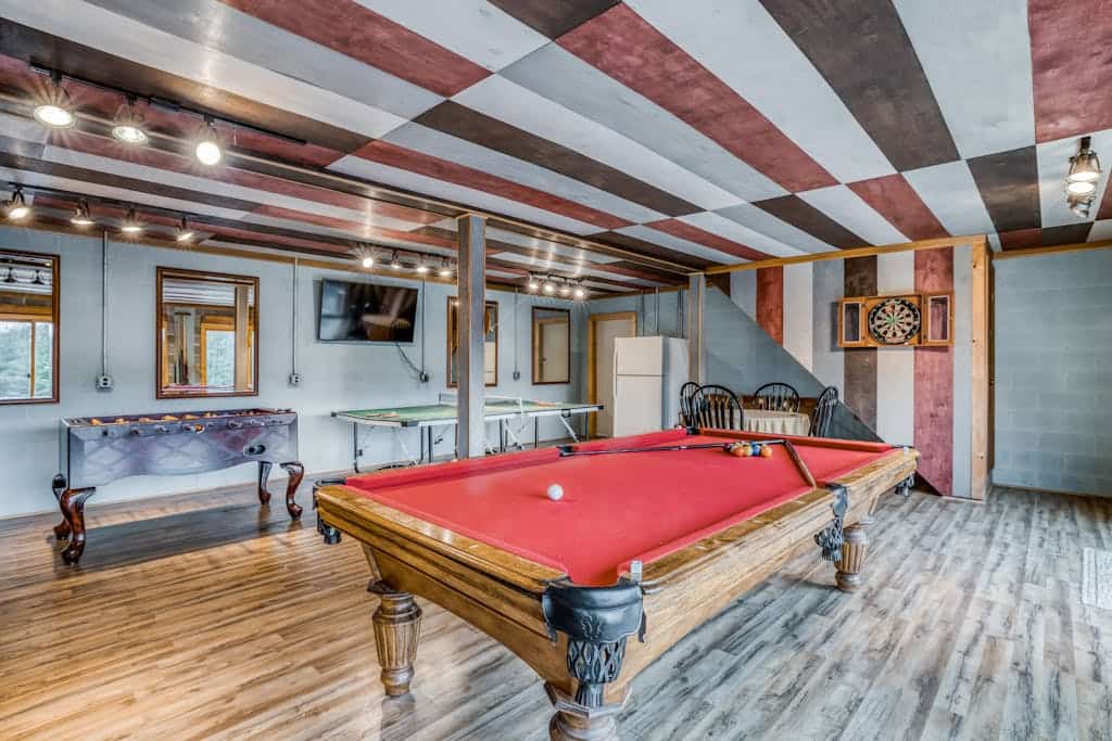 Family & (1 MAX)dog-friendly retreat w/game room, mountain view & EV charger