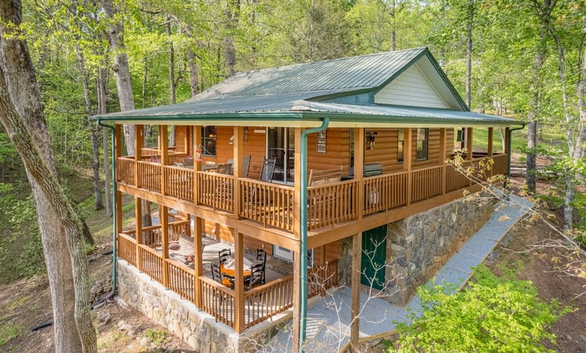 Mountain retreat with decks, firepit, pool table, and fireplace - dogs OK