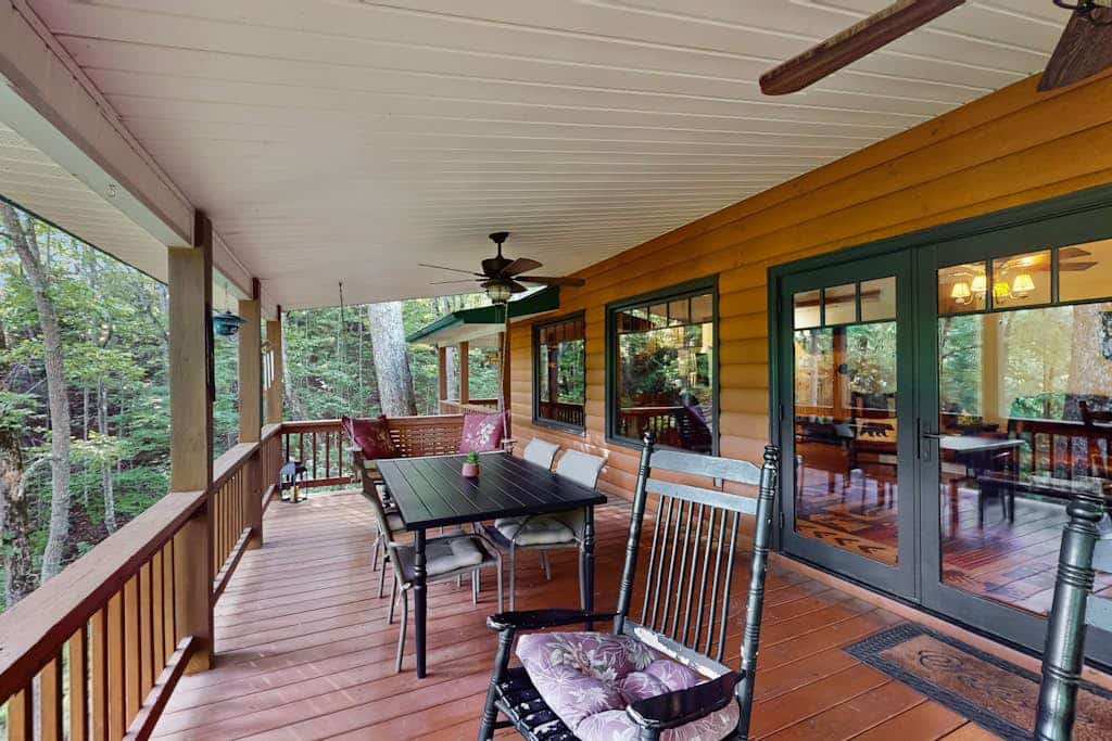 Mountain retreat with decks, firepit, pool table, and fireplace - dogs OK