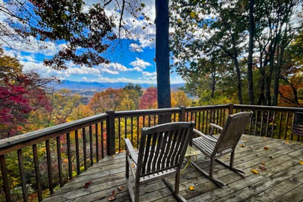 Mountain-view cabin with central AC, grill, firepit, deck, & W/D