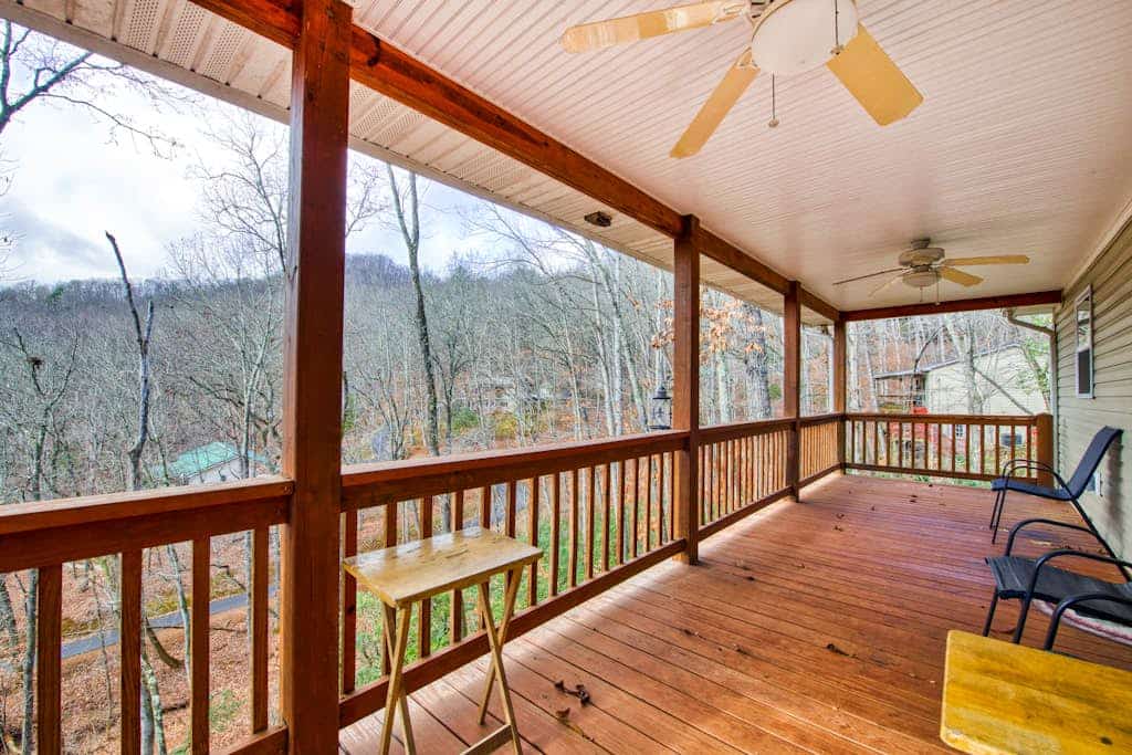 Quiet 2 bedroom home with mountain view, grill, firepit & washer/dryer