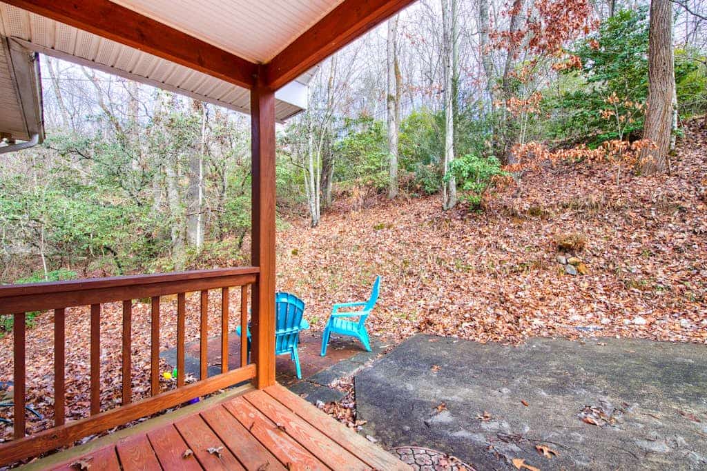 Quiet 2 bedroom home with mountain view, grill, firepit & washer/dryer