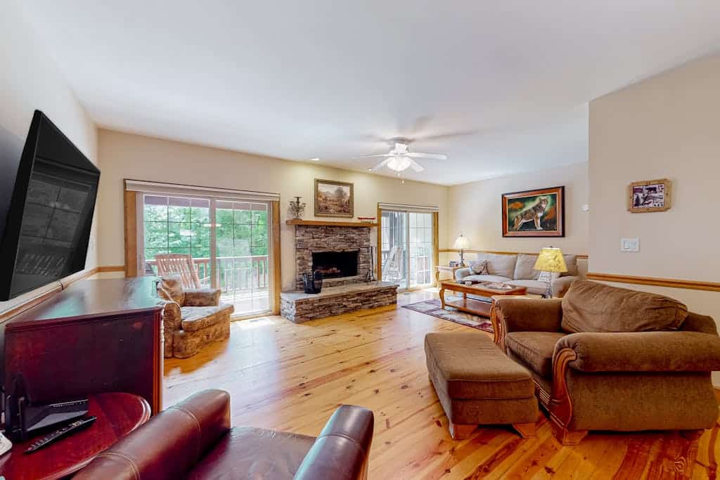 Beautiful townhouse surrounded by nature, grill, shared hot tub, pool, & tennis