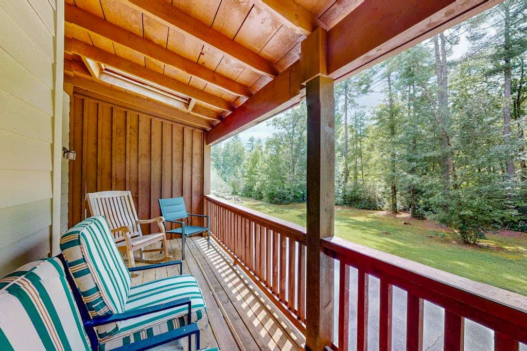 Beautiful townhouse surrounded by nature, grill, shared hot tub, pool, & tennis