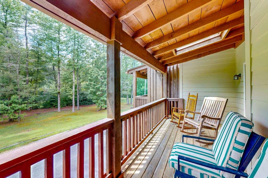 Beautiful townhouse surrounded by nature, grill, shared hot tub, pool, & tennis