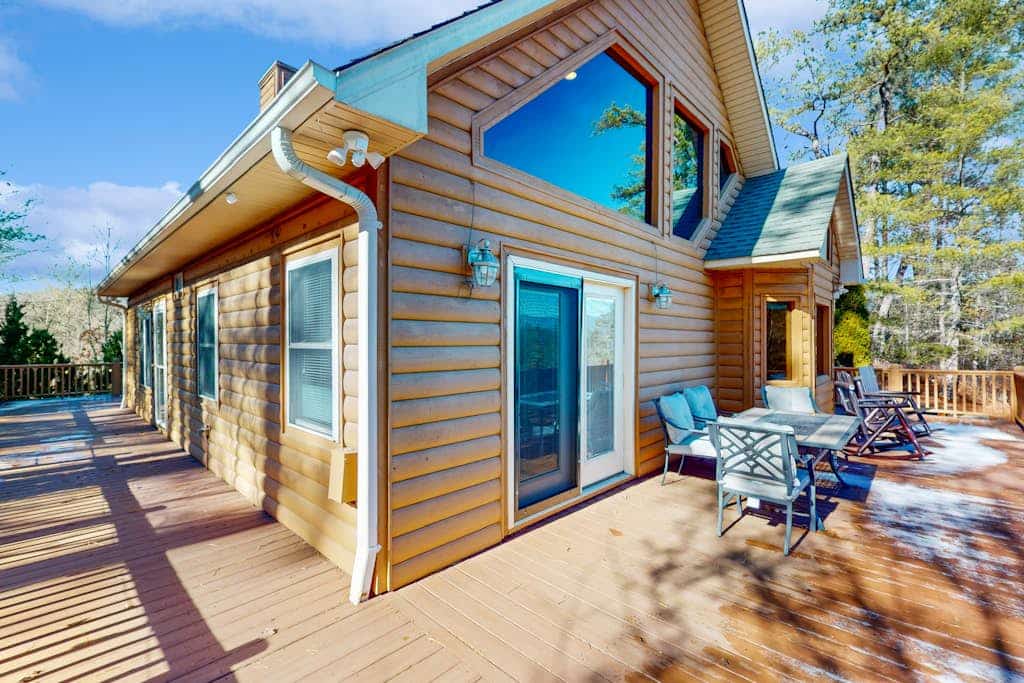 Custom-built cabin with wrap-around deck, fireplaces, & mtn views - dog-friendly