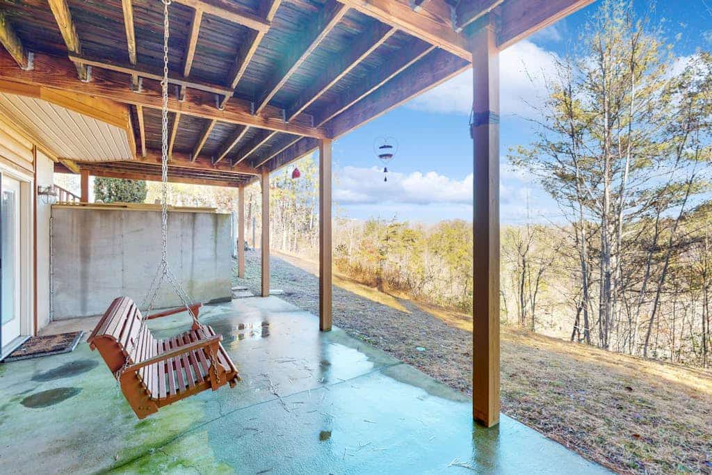 Custom-built cabin with wrap-around deck, fireplaces, & mtn views - dog-friendly