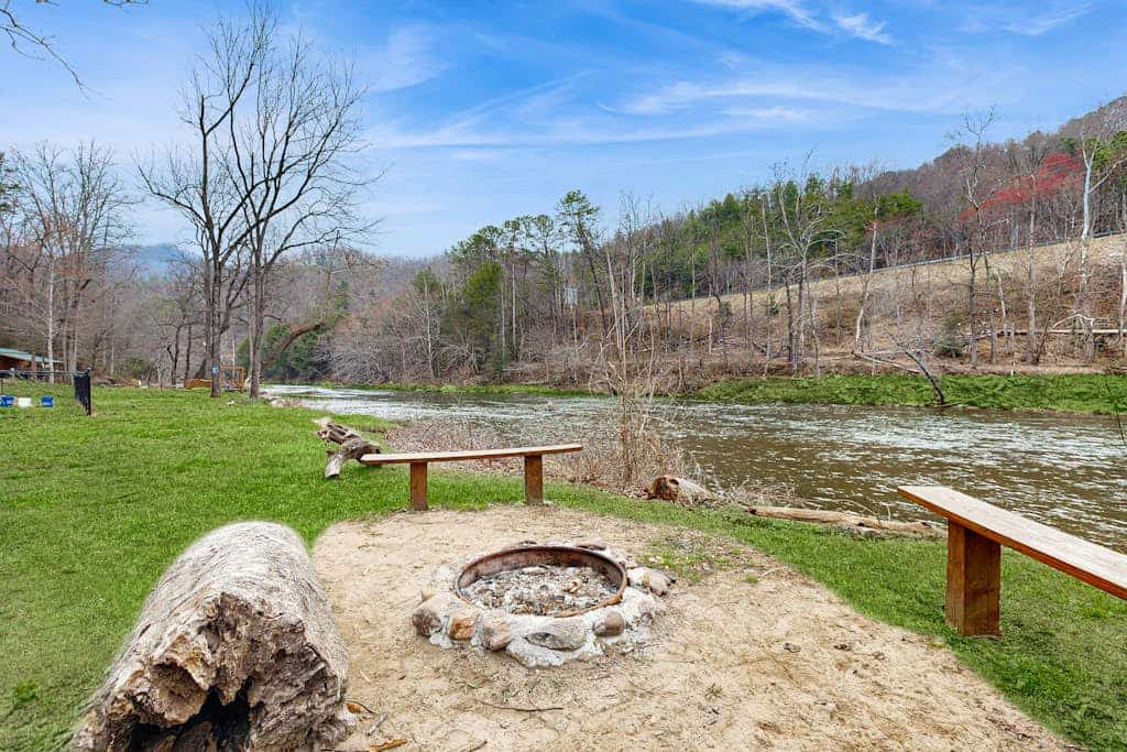 Dog-friendly cabin with riverfront access - great for fishing