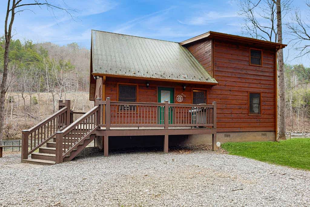 Dog-friendly cabin with riverfront access - great for fishing