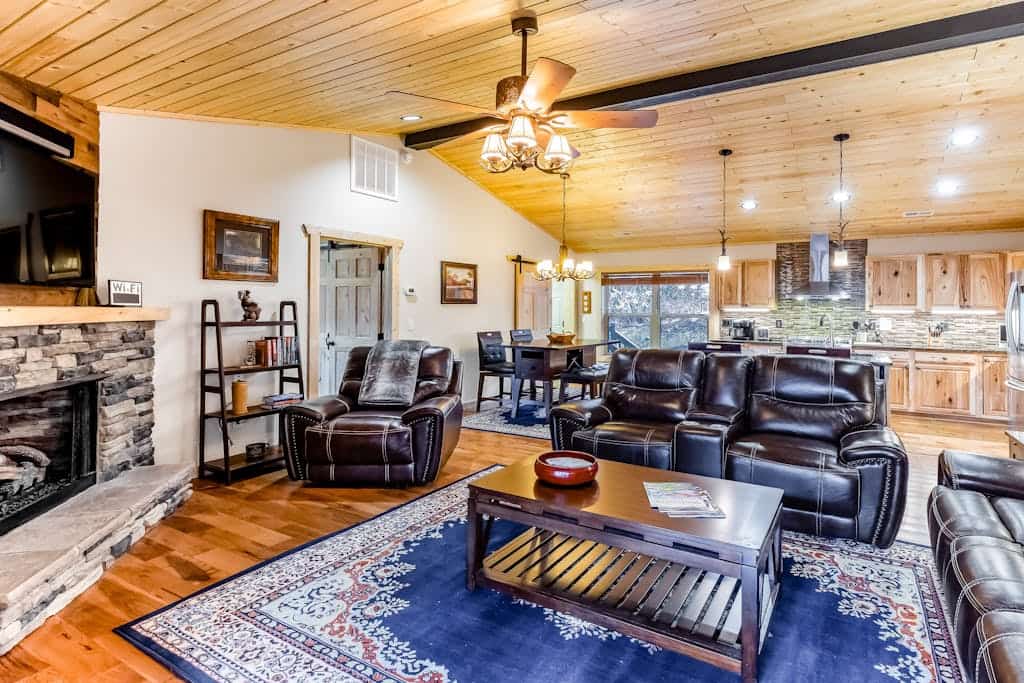 Woodland cabin near ski resort & Maggie Valley with game room, deck, & firepit
