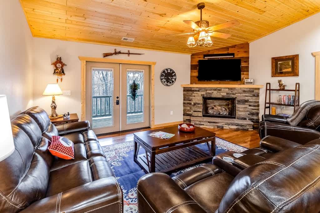 Woodland cabin near ski resort & Maggie Valley with game room, deck, & firepit