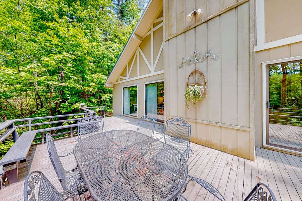 Cozy mountain home with foosball, ping-pong, private deck & wood-burning firepla