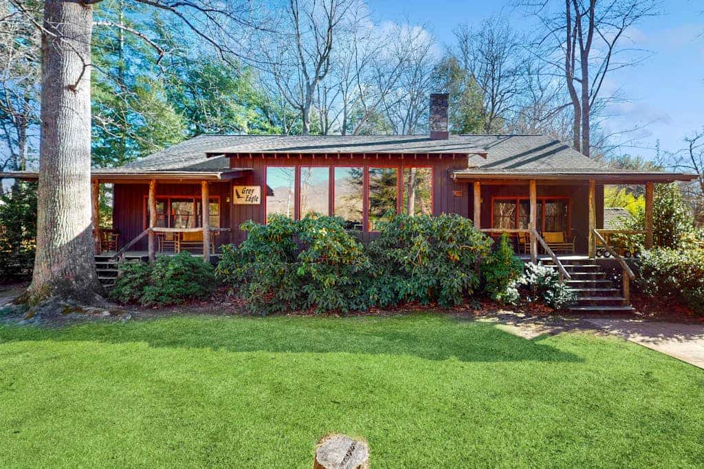 Spacious Black Mountain cabin with game room, wood fireplace, firepit, & W/D