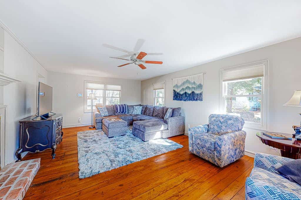 1-acre dog-friendly home with mtn views, 2 porches - walk downtown