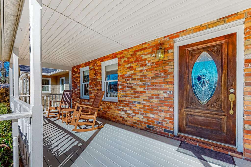 1-acre dog-friendly home with mtn views, 2 porches - walk downtown