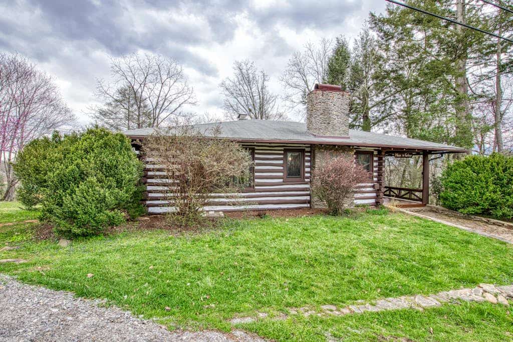 Snowbird-friendly house near golf with pool, mountain view, gas grill, & deck