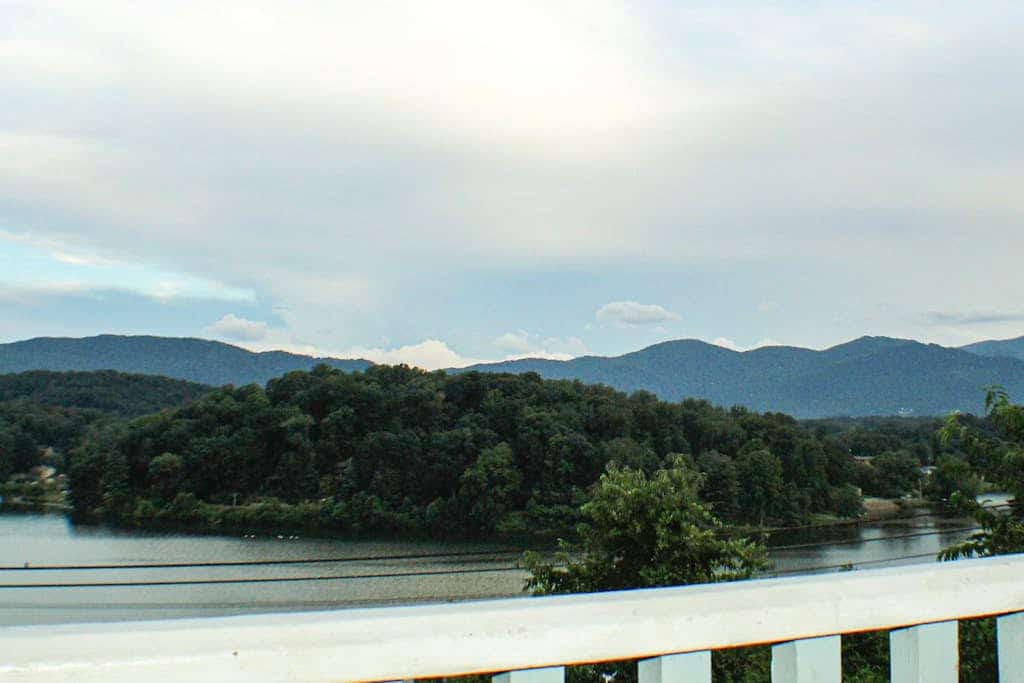 Delightful Lakefront Retreat W/ Shared Pool, Free WiFi, Lake Views & More