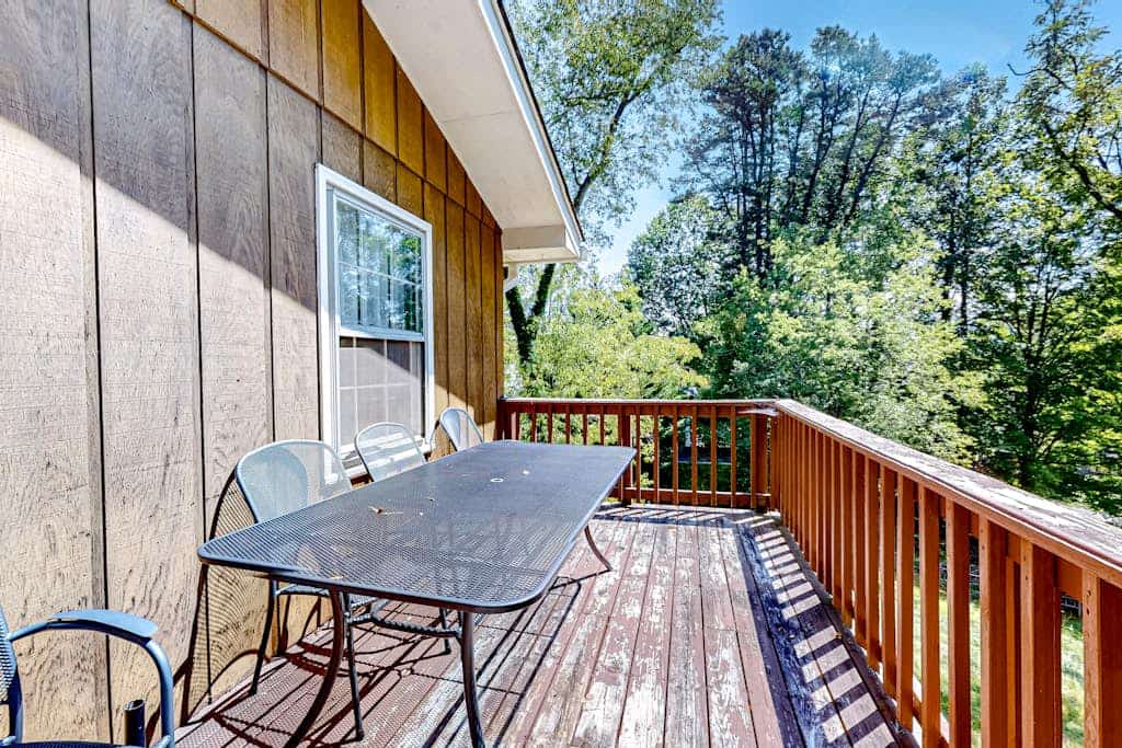 Renovated mtn-view home with grill, outdoor pool, golf, gym, fireplace, tennis