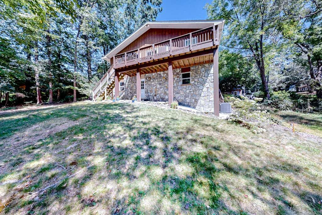 Renovated mtn-view home with grill, outdoor pool, golf, gym, fireplace, tennis