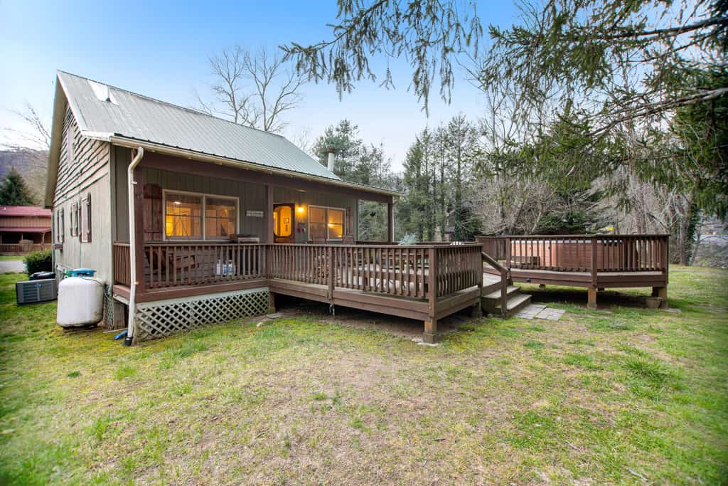Quiet dog-friendly riverfront house with large back deck, hot tub, fireplace