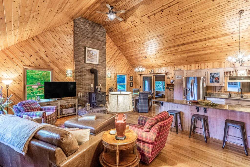 Serene & secluded 2-Story home with covered porch, firepit & telescope