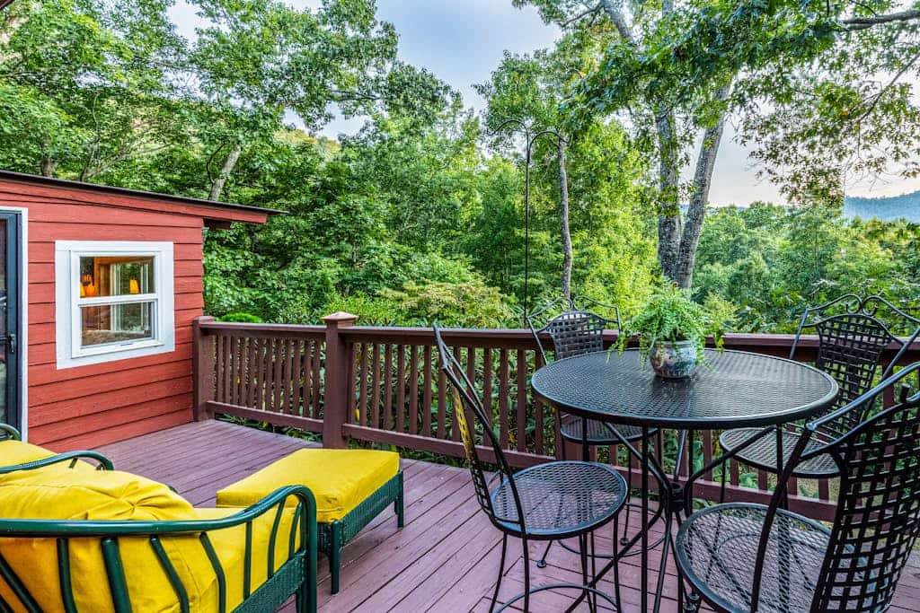 Serene & secluded 2-Story home with covered porch, firepit & telescope