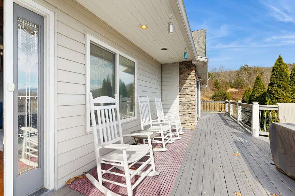 Cozy haven with panoramic Smokey Mountain views - dog friendly!