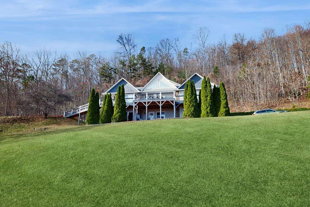 Cozy haven with panoramic Smokey Mountain views - dog friendly!