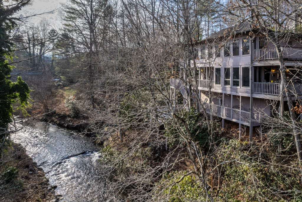 2-story waterfront home with mountain & creek views, decks, grill, fireplace, AC