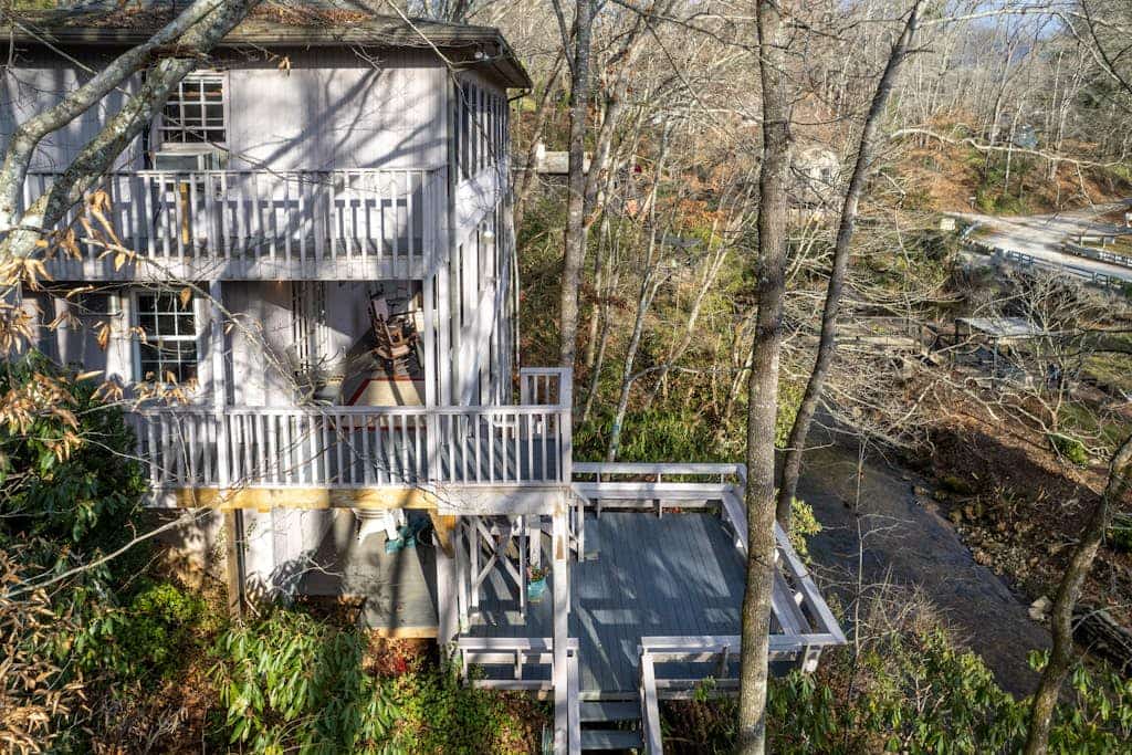 2-story waterfront home with mountain & creek views, decks, grill, fireplace, AC