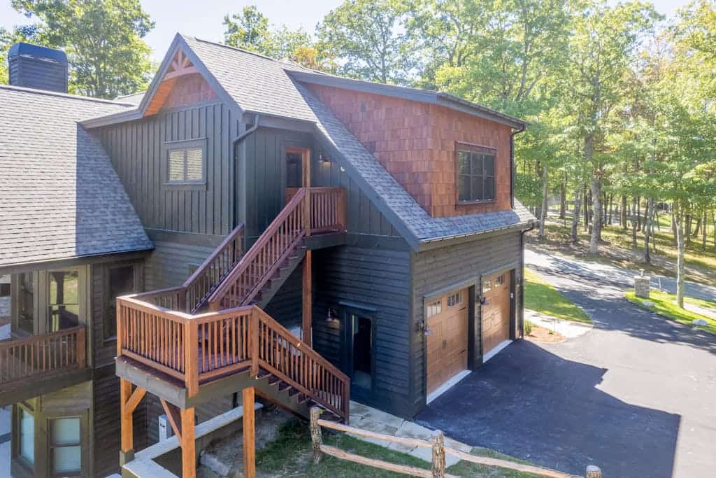 Walk-up apartment with resort amenities: firepit, sports courts & hiking