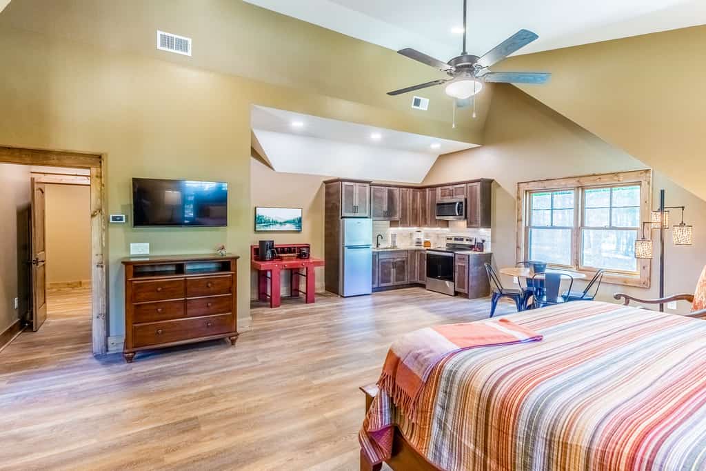 Walk-up apartment with resort amenities: firepit, sports courts & hiking