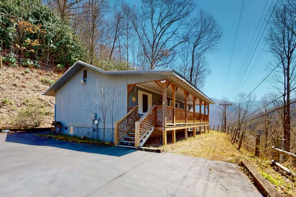 Artsy mountain home with large covered deck, AC, & amazing views - close to town